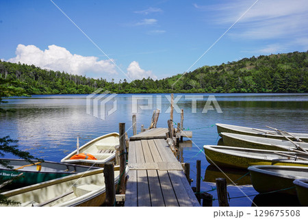 湖畔のボート 129675508