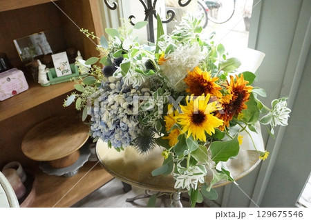 ヒマワリとアジサイの夏のブーケ 129675546