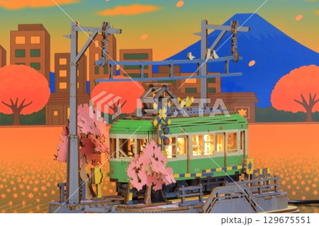 桜の電車コトコトと車窓をながむ家路の人々 129675551