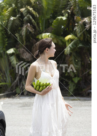 バナナを持つかわいい女性 129675583