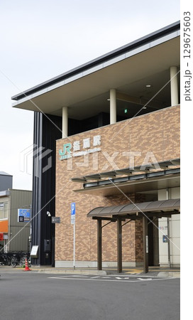 JR川越線の指扇駅駅舎、南口 129675603