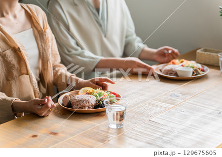 女友達・ママ友と美味しいランチを食べる女性(女子会) 女友達・ママ友と美味しいランチを食べる女性(女子会) 129675605