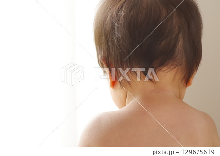 光に包まれる無垢な赤ちゃんの姿 光に包まれる無垢な赤ちゃんの姿 129675619