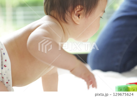 知育玩具に夢中になる乳幼児 129675624