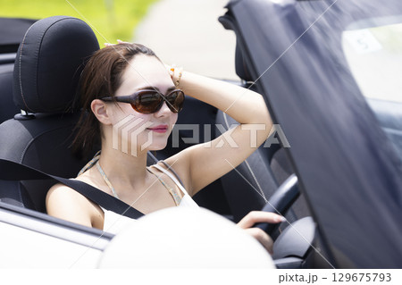 車を運転するかわいい女性 129675793