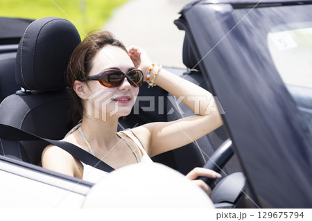 車を運転するかわいい女性 129675794