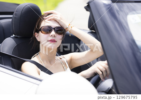 車を運転するかわいい女性 車を運転するかわいい女性 129675795