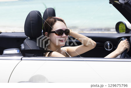 車を運転するかわいい女性 車を運転するかわいい女性 129675796