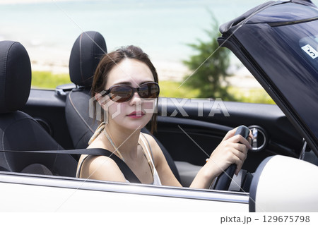 車を運転するかわいい女性 129675798