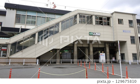 JR京浜東北線の蕨駅駅舎、東口 129675810