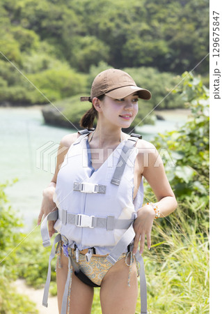 マリンスポーツを楽しむかわいい女性 129675847