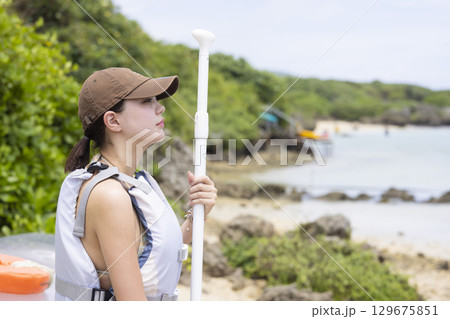 SUPを楽しむかわいい女性 129675851