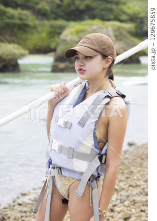 SUPを楽しむかわいい女性 SUPを楽しむかわいい女性 129675859