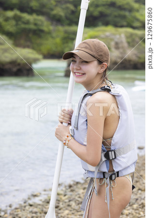 SUPを楽しむかわいい女性 129675860