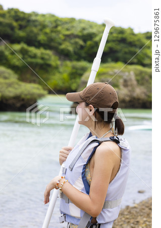 SUPを楽しむかわいい女性 SUPを楽しむかわいい女性 129675861