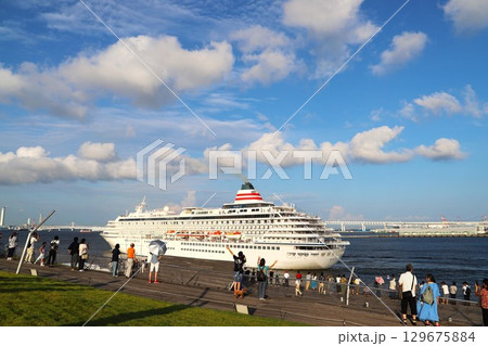 大さん橋を出港する飛鳥Ⅱ 129675884