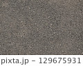 粗いアスファルトのテクスチャ 129675931