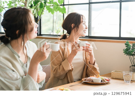女友達・ママ友と美味しいランチを食べる女性（女子会） 129675941