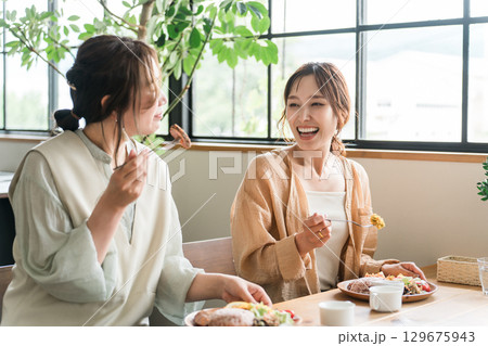 女友達・ママ友と美味しいランチを食べる女性(女子会) 女友達・ママ友と美味しいランチを食べる女性(女子会) 129675943