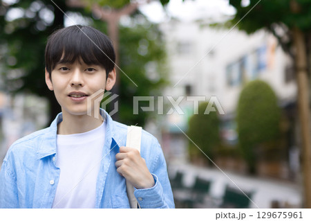 街中を歩く若い男性のポートレート 街中を歩く若い男性のポートレート 129675961