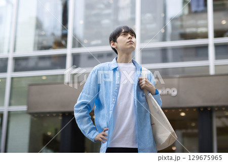 街中を歩く若い男性 129675965