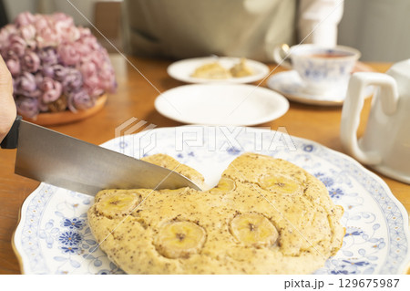 バナナと紅茶のケーキをケーキサーバーで取り分ける バナナと紅茶のケーキをケーキサーバーで取り分ける 129675987