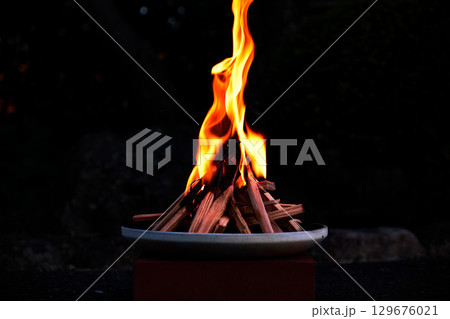 お盆の迎え火・送り火 129676021