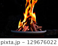 お盆の門火（夜） 129676022