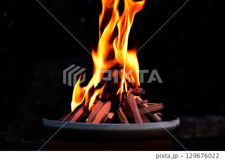 お盆の迎え火・送り火 お盆の迎え火・送り火 129676022