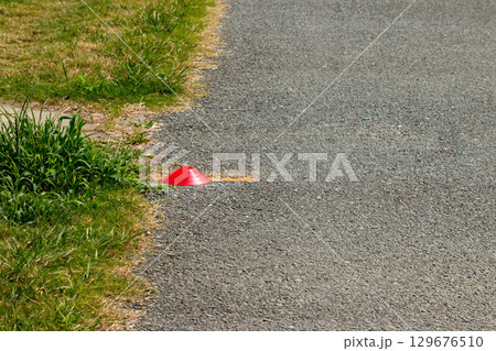 道路に置かれたマーカーコーン 129676510