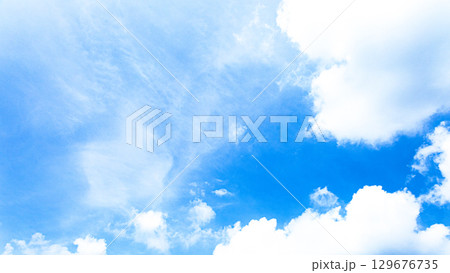 秋の青空と雲のシンプルな風景 秋の青空と雲のシンプルな風景 129676735