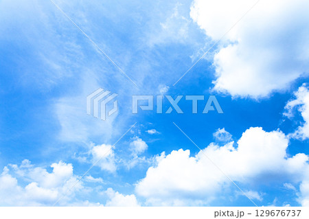 秋の青空と雲のシンプルな風景 秋の青空と雲のシンプルな風景 129676737