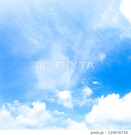 秋の青空と雲のシンプルな風景 129676739