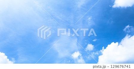 秋の青空と雲のシンプルな風景 129676741