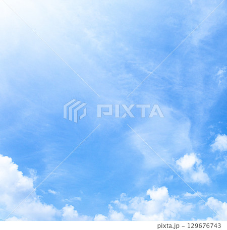 秋の青空と雲のシンプルな風景 129676743