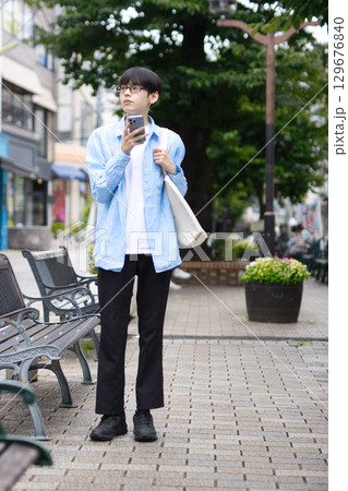 街中を歩く若い男性 街中を歩く若い男性 129676840