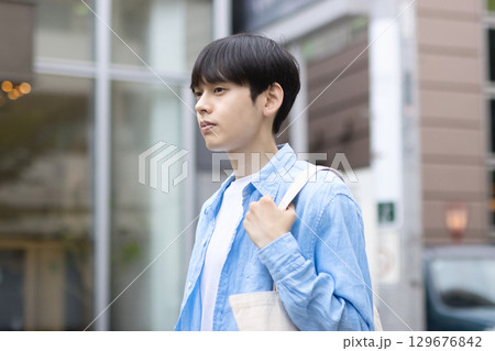 街中を歩く若い男性のポートレート 街中を歩く若い男性のポートレート 129676842
