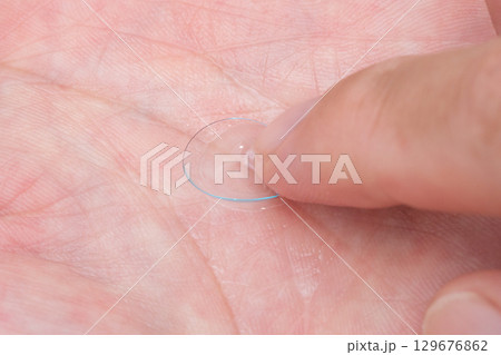 コンタクトレンズをこすり洗いをする 129676862