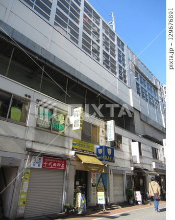 神田駅ガード下の飲食街 129676891