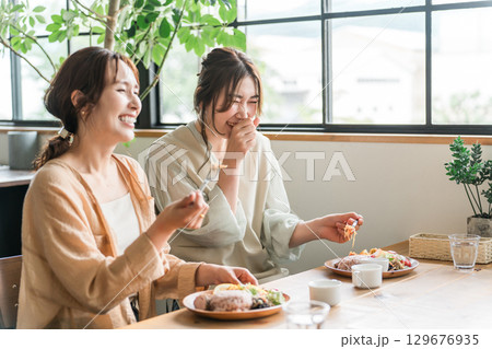 女友達・ママ友と美味しいランチを食べる女性(女子会) 女友達・ママ友と美味しいランチを食べる女性(女子会) 129676935