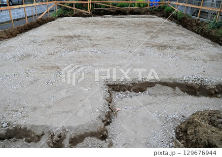 住宅の基礎工事(捨てコン打設前の床付け) 住宅の基礎工事(捨てコン打設前の床付け) 129676944