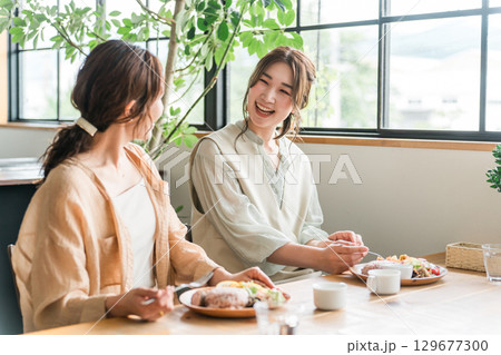 女友達・ママ友と美味しいランチを食べる女性(女子会) 女友達・ママ友と美味しいランチを食べる女性(女子会) 129677300