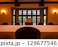 テーブルと窓 129677546