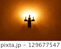火のついたロウソク 129677547