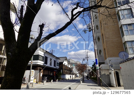 伊丹酒造通り　酒造会社が建ち並ぶ街並みを有馬街道側からJR伊丹駅方向を見た風景　兵庫県伊丹市中央 129677565