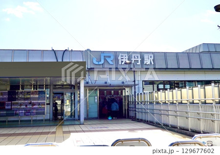 JR伊丹駅 連絡橋から北口を見た風景 兵庫県伊丹市伊丹 JR伊丹駅 連絡橋から北口を見た風景 兵庫県伊丹市伊丹 129677602