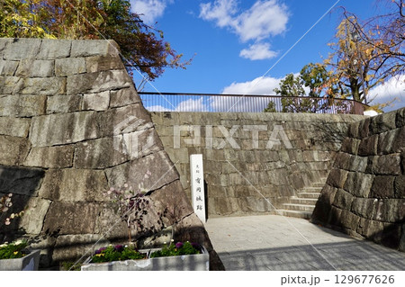 JR伊丹駅前 紅葉の有岡城跡(伊丹城跡)の入口の風景　兵庫県伊丹市伊丹 129677626