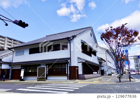 伊丹市立伊丹ミュージアム敷地内 伊丹市立工芸センターの建物が見える風景　兵庫県伊丹市宮ノ前 129677636