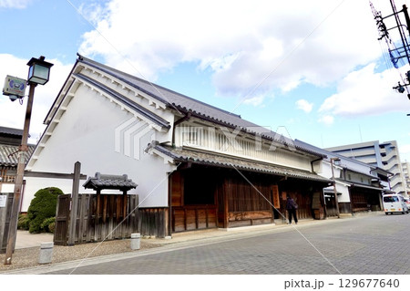 伊丹市立伊丹ミュージアム敷地内 旧石橋家住宅の日本家屋が見える風景　兵庫県伊丹市宮ノ前 129677640