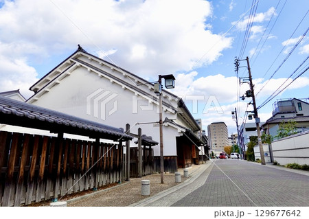伊丹市立伊丹ミュージアム敷地内 旧石橋家住宅の日本家屋が見える風景　兵庫県伊丹市宮ノ前 129677642